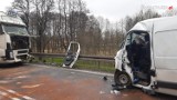 Groźny wypadek na obwodnicy Żor. Kierowca ciężarówki nie dostosował prędkości do warunków i zderzył się z busem. Dwie osoby w szpitalu