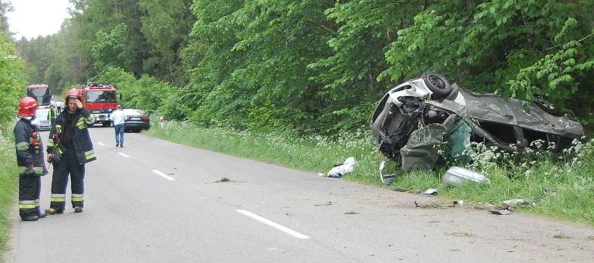 Wypadek w Piaśnicy. Zderzyły się trzy auta, cztery osoby zostały ranne [ZDJĘCIA]