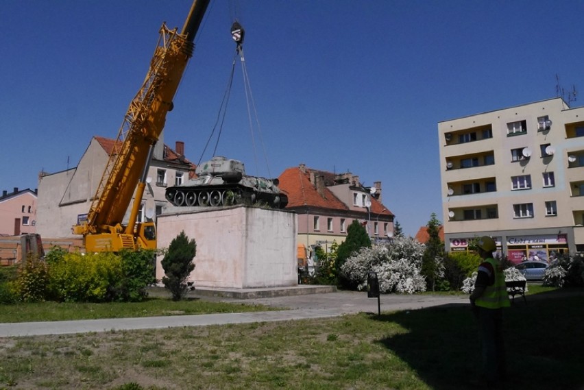 Czołg zniknął z centrum Ścinawy. Teraz przejdzie renowację by znów trafic nad Odrę