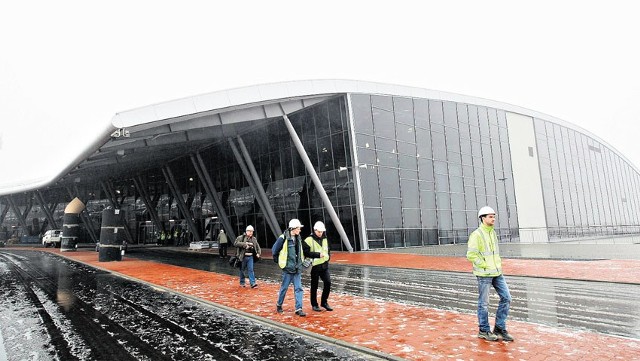 Początkowo zakładano, że trzeci terminal przyjmie pasażerów wiosną 2011 r., czyli prawie rok temu.