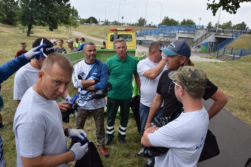 Wolontariusze i płetwonurkowie sprzątali rzekę Prosnę w Kaliszu ZDJĘCIA