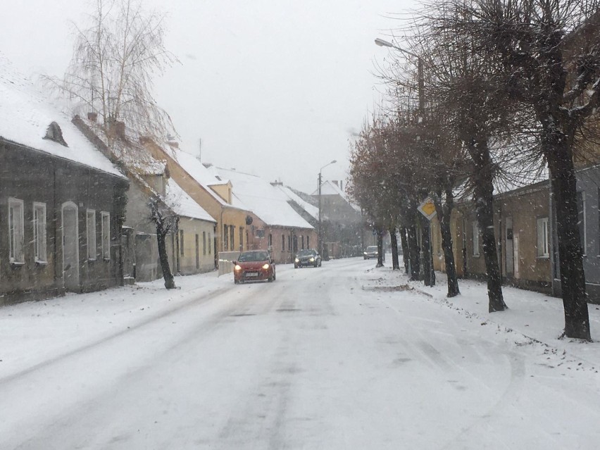 Góra. Pierwszy śnieg tej zimy w Górze. Zobaczcie miasto otulone białym puchem [ZDJĘCIA]