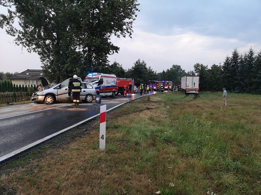 Do groźnego  wypadków doszło w Kramsku , zostało w nim   poszkodowanych 5 osób .