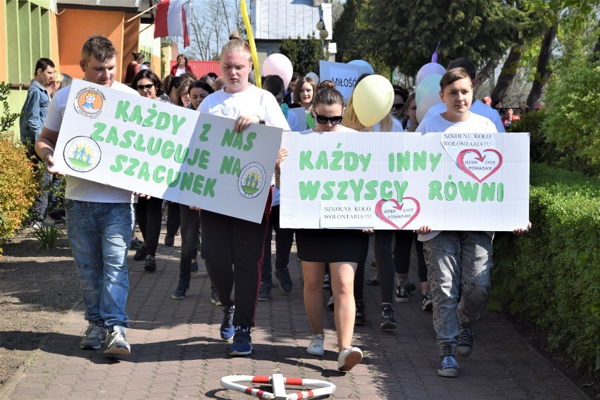 Dzień Godności Osoby z Niepełnosprawnością Intelektualną w Sieradzu 2022. Przemarsz i wystawa Specjalnego Ośrodka Szkolno-Wychowawczego FOTO