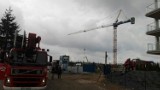 Groźnie na budowie w Kielcach. Operator dźwigu zasłabł w kabinie na wysokości 20 metrów. Specjalistyczna grupa strażaków ruszyła do akcji 