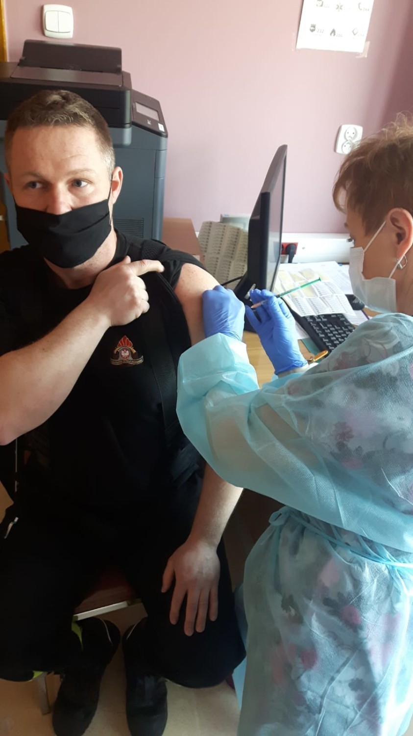 Powiat wągrowiecki. Strażacy i policjanci szczepią się przeciwko COVID-19 