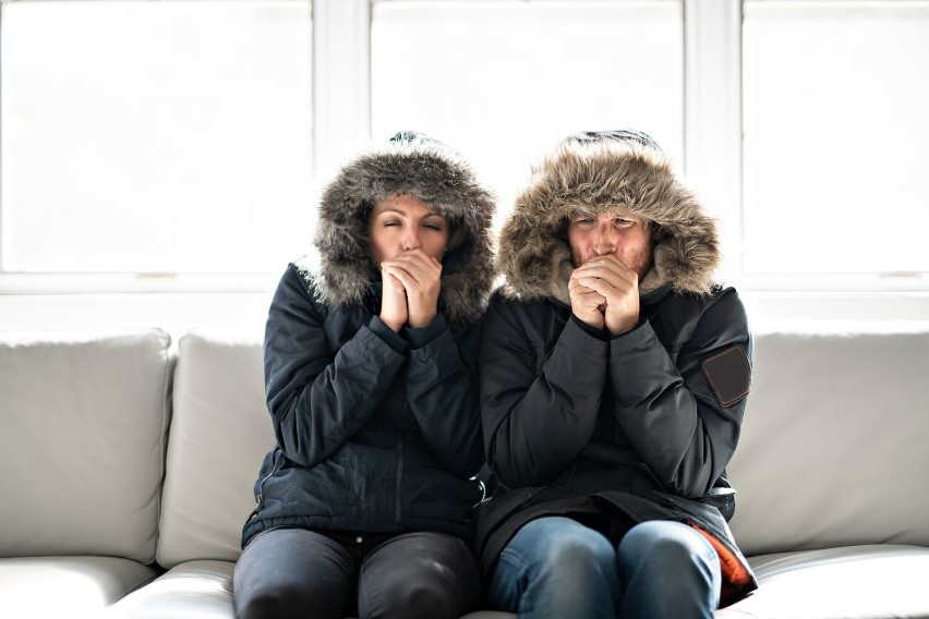 W wielu polskich mieszkaniach grzejniki nadal są zimne.