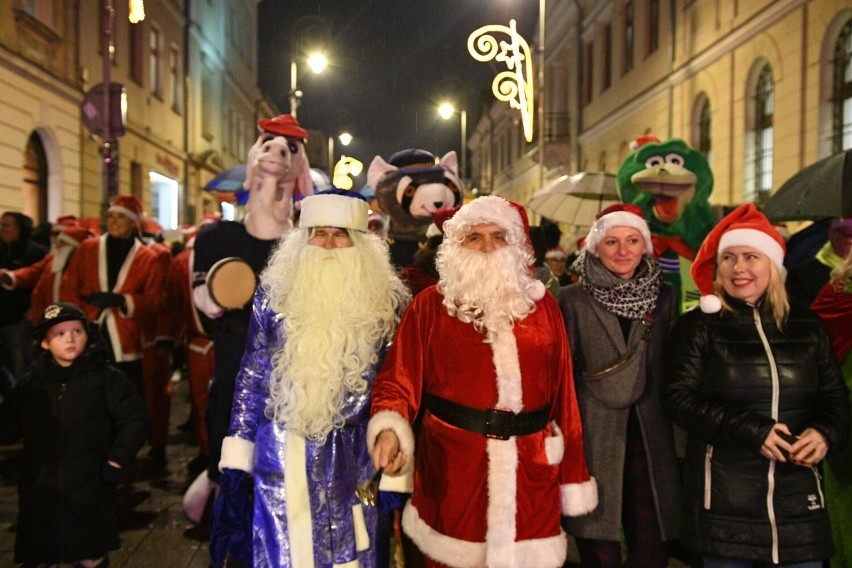 Orszak Świętych Mikołajów przeszedł ulicami Kielc, po czym uroczyście zapalono lampki na choince na Rynku. Były tłumy! Zobacz zdjęcia i film