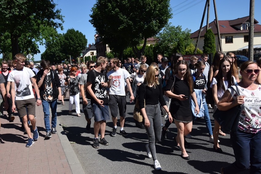 Korowód licealistów przeszedł ulicami Kraśnika (ZDJĘCIA/WIDEO)