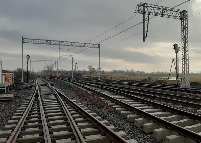 Na całej trasie z Łodzi do Kutna torowisko wymieniane jest na nowe.