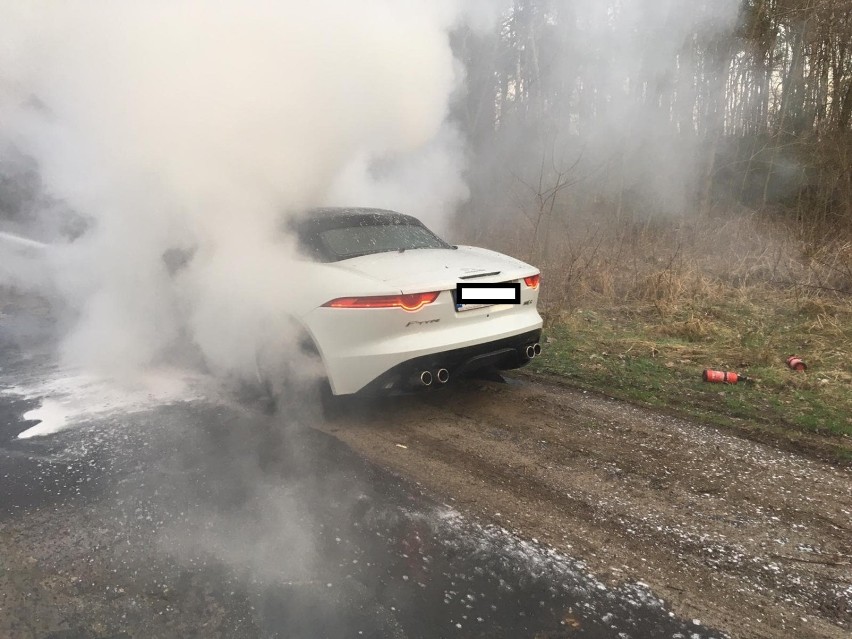 Pożar samochodu osobowego w Ocieszynie. Auto zapaliło się w trakcie jazdy
