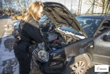 Strażnicy miejscy z Bełchatowa pomagają uruchamiać auta podczas mrozów