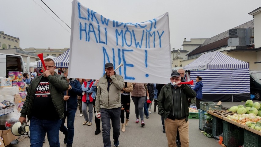 Protest kupców przed Urzędem Miasta Piotrkowa. Zawyły...
