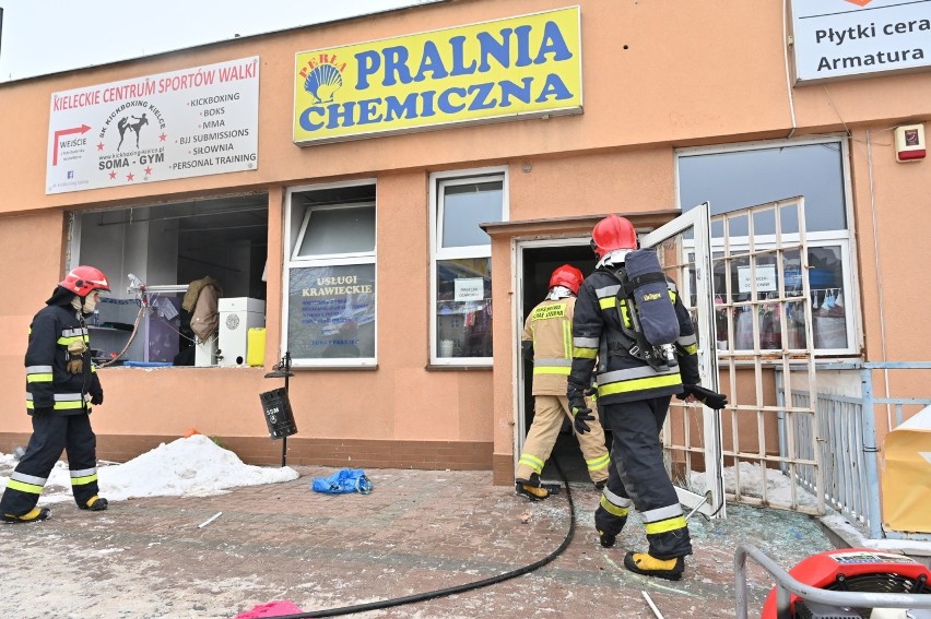 Wybuch i pożar w kompleksie handlowym przy ulicy Warszawskiej w Kielcach! [ZDJĘCIA]