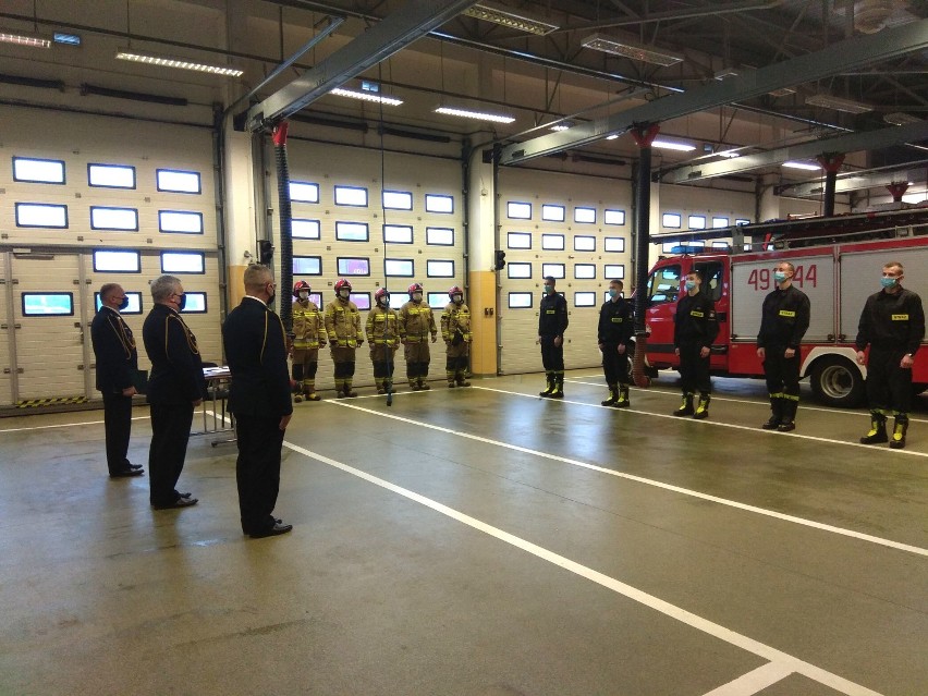 Ślubowanie nowo przyjętych funkcjonariuszy nowodworskiej straży pożarnej