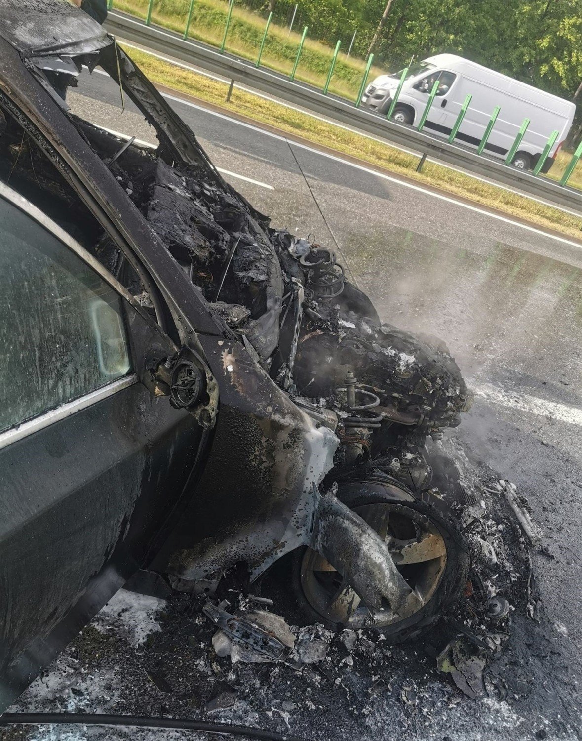 Niedaleko Świebodzina, na autostradzie A2 płonął samochód