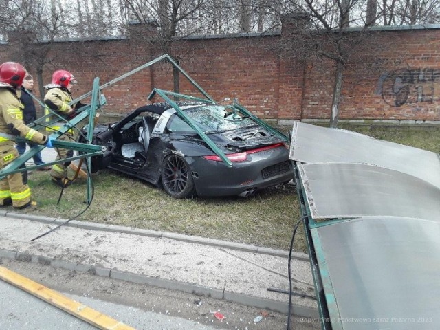 Do groźnego zdarzenia doszło w środę, 15 marca. Doszło do zderzenia dwóch samochodów, w wyniku czego jedno z nich - Porsche, całkowicie zmiotło przystanek autobusowy.