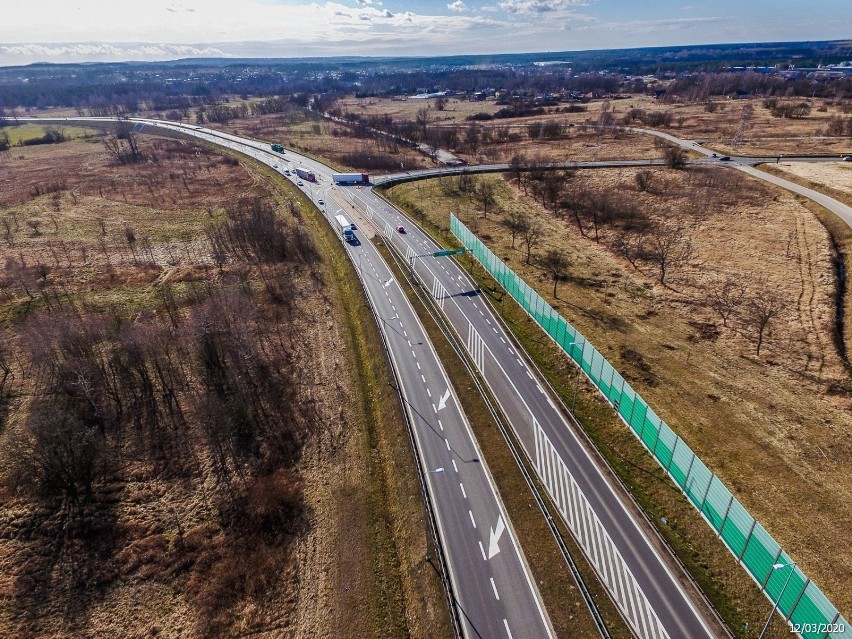 Na wykonanych w marcu 2020 roku zdjęciach widać tereny, po...