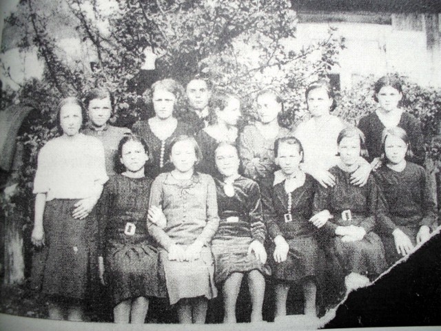 Mama gimnazjalistka. Rok przed wojną (czwarta z prawej strony w drugim rzędzie)