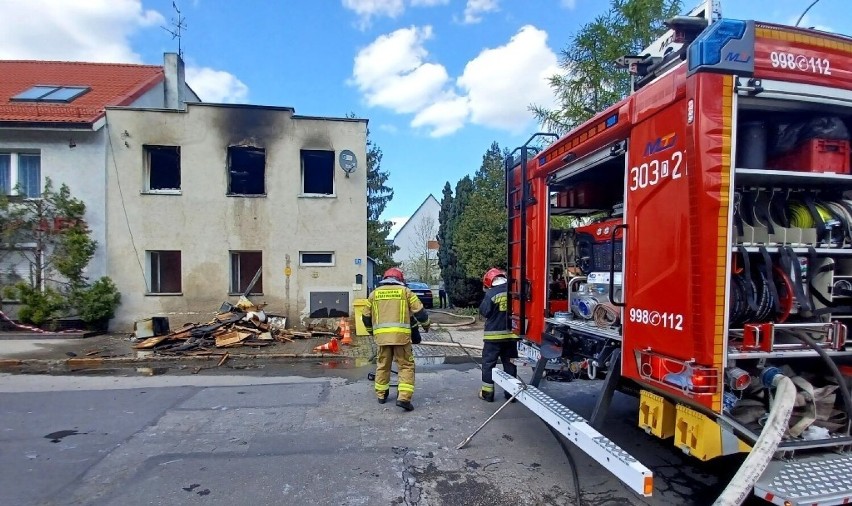 Pożar na Brochowie we Wrocławiu. Jedna osoba ranna, strażacy przeszukują zgliszcza [ZDJĘCIA]