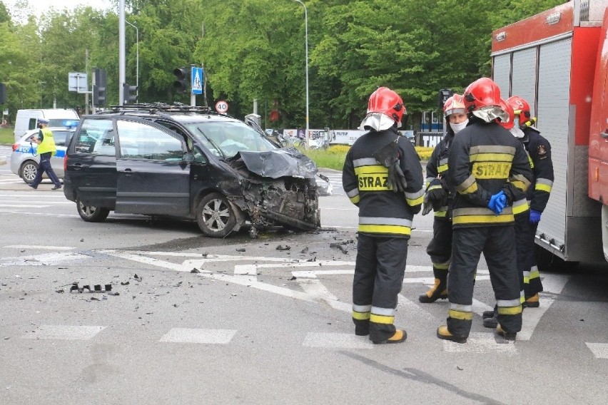 Wypadek przy parku Południowym we Wrocławiu. 4 osoby ranne! [ZDJĘCIA]