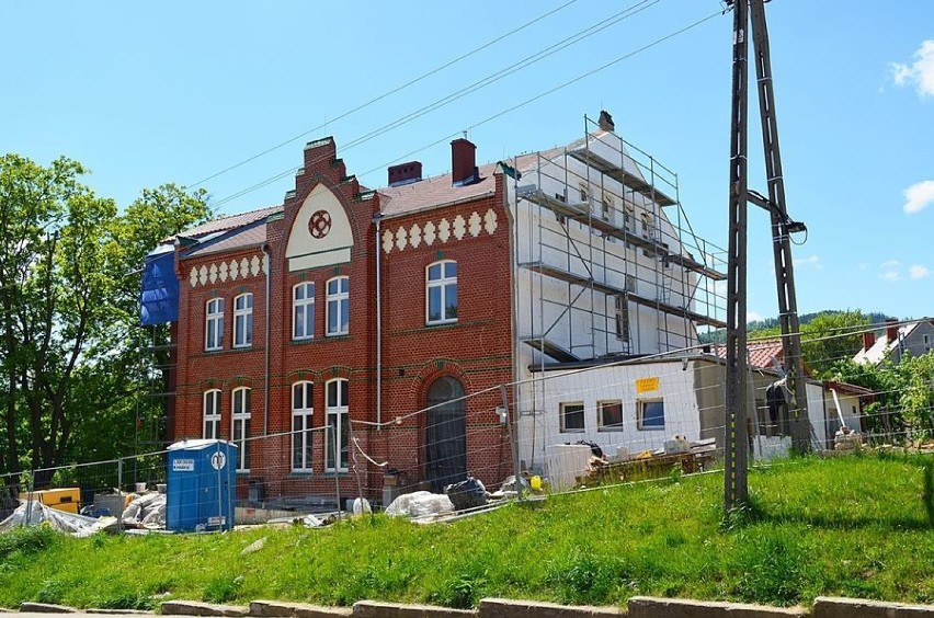Jedlina-Zdrój: Trwają prace w budynku przy ul. Piastowskiej