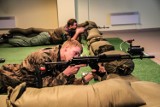 Żołnierze uczyli harcerzy strzelać z karabinów szturmowych