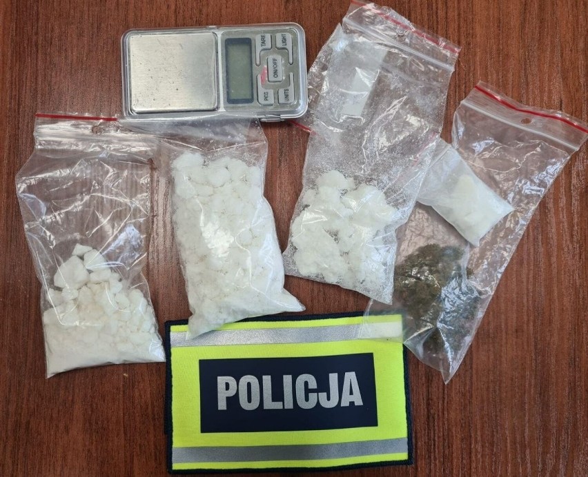Policjanci znaleźli kilkaset porcji amfetaminy w mieszkaniu w Ostrołęce. 22.03.2023 zatrzymano dwie osoby