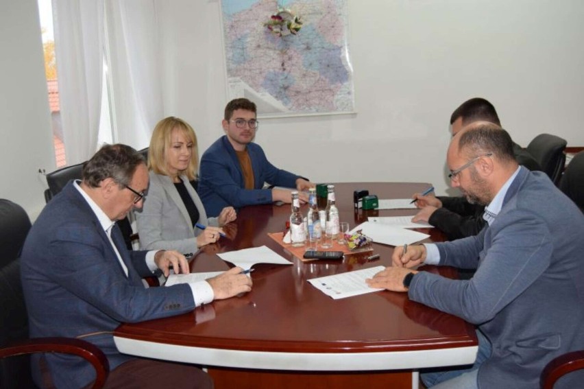 Podpisanie umowy z wykonawcą przebudowy odcinka Smuszewo - Podolin