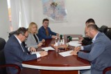 Umowa z wykonawcą na przebudowę drogi powiatowej Smuszewo - Podolin została podpisana! Planuje się działania na długości ponad 1,5 km!