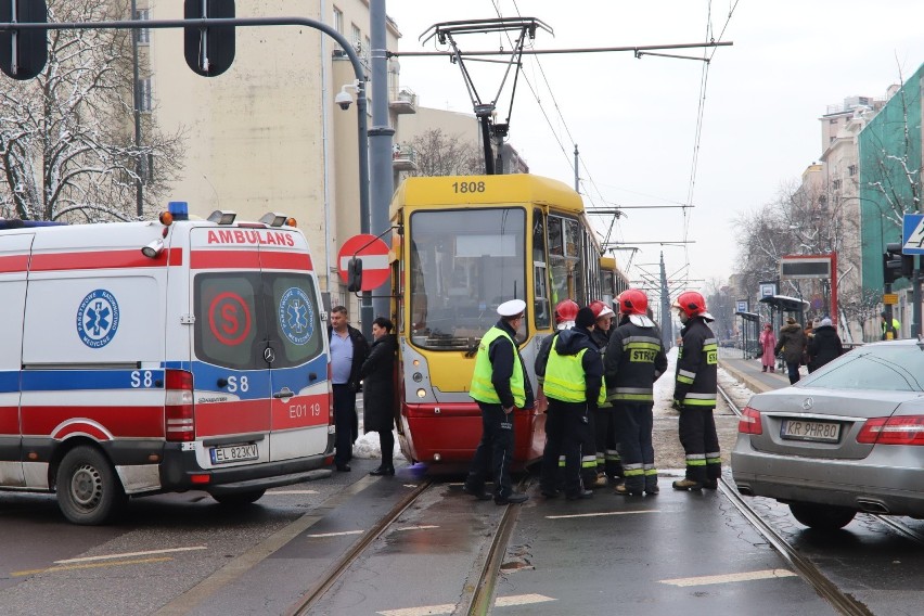 Wypadek na Kościuszki w Łodzi. Kobieta potrącona przez tramwaj [ZDJĘCIA]