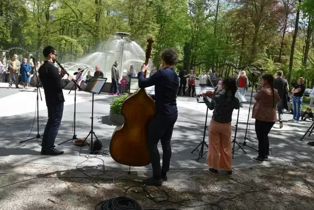 Jednym z bardziej urokliwych miejsc na plenerowe koncerty filharmoników są okolice fontanny w parku Kopernika.