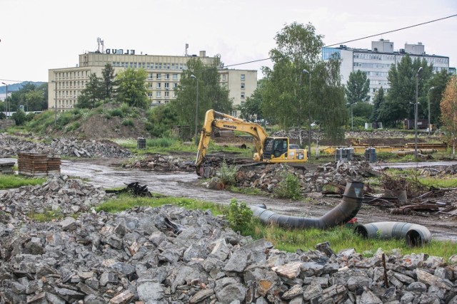 Takie widoki oglądają mieszkańcy Łagiewnik od kilku tygodni. Buldożery i koparki wyburzają hale, magazyny i inne obiekty