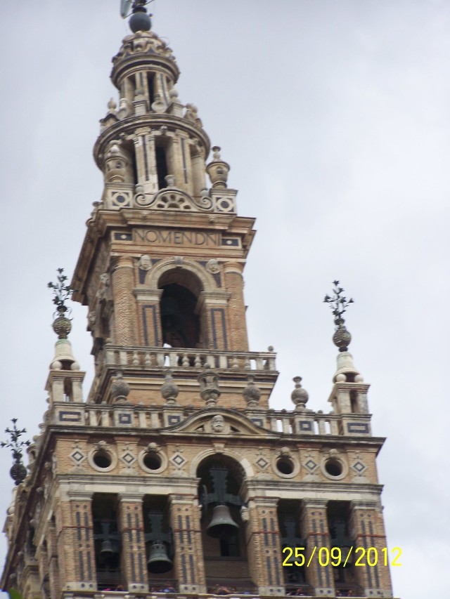 Dzielnica Santa Cruz (Święty Krzyż) - ogromna gotycka katedra