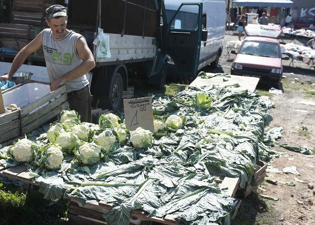 Z naszych wyliczeń wynika, że na targu jest najtaniej. Jednak handlujący narzekają na brak klientów