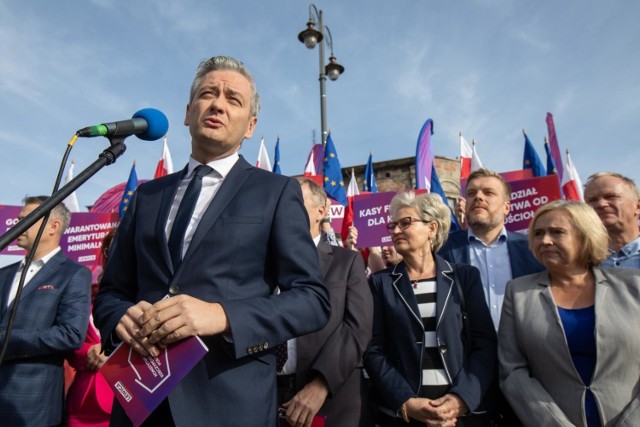 W niedzielę (15 września) specjalnym autokarem, tzw. lewicobusem do Bydgoszczy przyjechali: Robert Biedroń, Włodzimierz Czarzasty i Adrian Zandberg. Liderzy lewicy przy Operze Nova podczas krótkich wystąpień zapewniali m.in. że inwestycje drogowe, w tym budowa S5 i S10 po wejściu do parlamentu będą dla nich priorytetem. Zwrócono także uwagę na stan dróg i wysoką śmiertelność na polskich drogach. Padła też deklaracja dotycząca transportu publicznego - do każdego powiatu ma docierać kolej, a do każdej gminy – autobusy.

Podczas wizyty w Bydgoszczy liderzy poparli też kandydaturę Krzysztofa Gawkowskiego, który jest „jedynką” Lewicy w okręgu bydgoskim.

Ponadto, liderzy Lewicy wybrali się na spacer na Wyspę Młyńską – Robert Biedroń w mediach społecznościowych pochwalił się nawet, że wraz z Krzysztofem Gawkowskim zawiesił kłódkę na moście zakochanych. Liderzy Lewicy wybrali się także na zakupy na Bydgoski Frymark – do gustu wyraźnie przypadły ekosery czy minikiwi polskiej uprawy.

Więcej zdjęć z wydarzenia >>>



