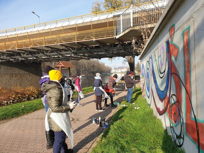 Teraz Zgorzelec ma swoje murale. Brzydkie bazgroły pokryło...