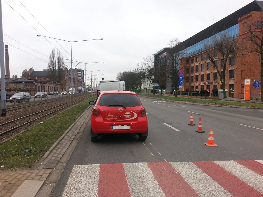 Wypadek na Kopcińskiego w Łodzi. Na przejściu dla pieszych potrącono mężczyznę