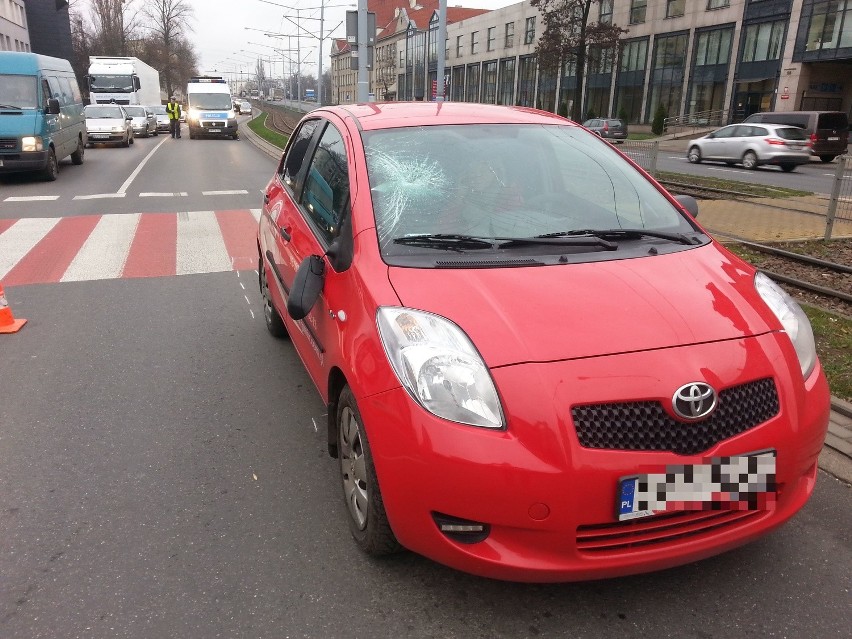 Wypadek na Kopcińskiego w Łodzi. Na przejściu dla pieszych potrącono mężczyznę