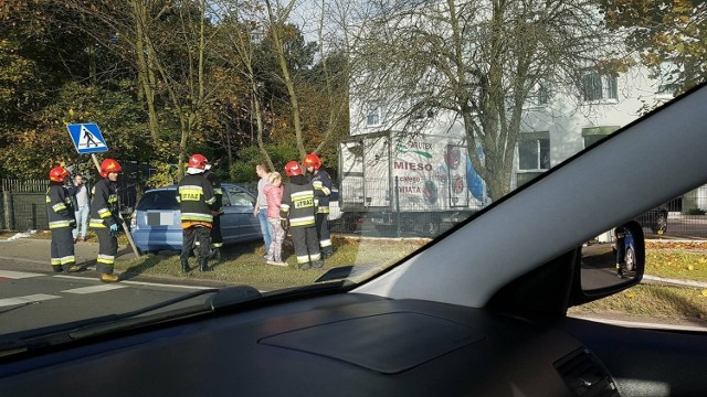 Do zderzenia dwóch aut doszło na ul. Fordońskiej na wysokości zakładów zbożowych. Na miejscu jest wóz strażacki i karetka pogotowia. Więcej informacji niebawem.

AKTUALIZACJA

Wypadek wydarzył się przy ul. Fordońskiej, na wysokości budynku nr 393. Kobieta, która kierowała volkswagenem bora, włączała się do ruchu i to ona spowodowała stłuczkę. 

Nie ustąpiła pierwszeństwa przejazdu samochodowi marki kia. Kierująca kia uderzyła w drzewo. Kobieta z kia trafiła do szpitala.