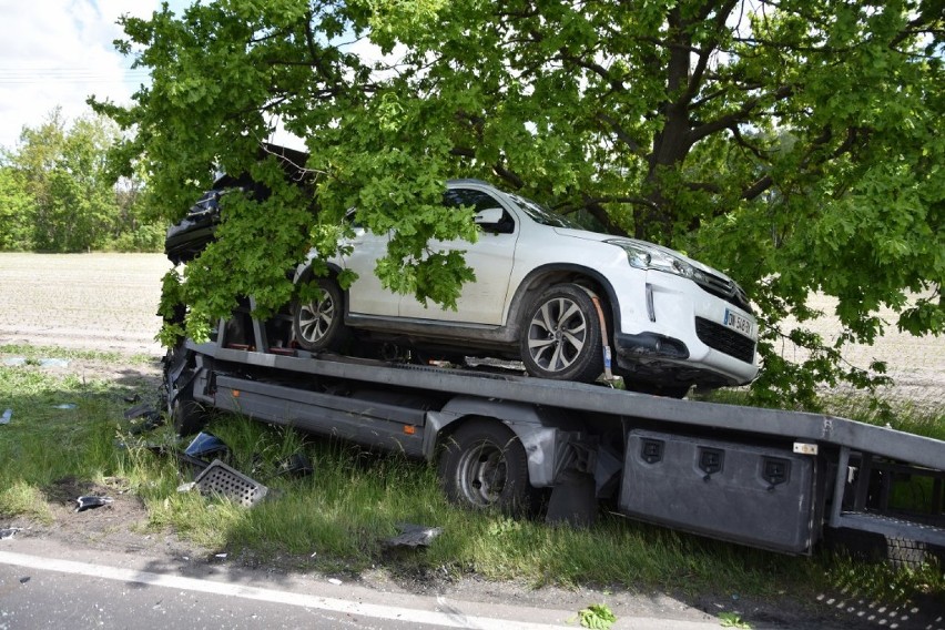 Mercedes został bardzo poważnie uszkodzony, a kierowca...