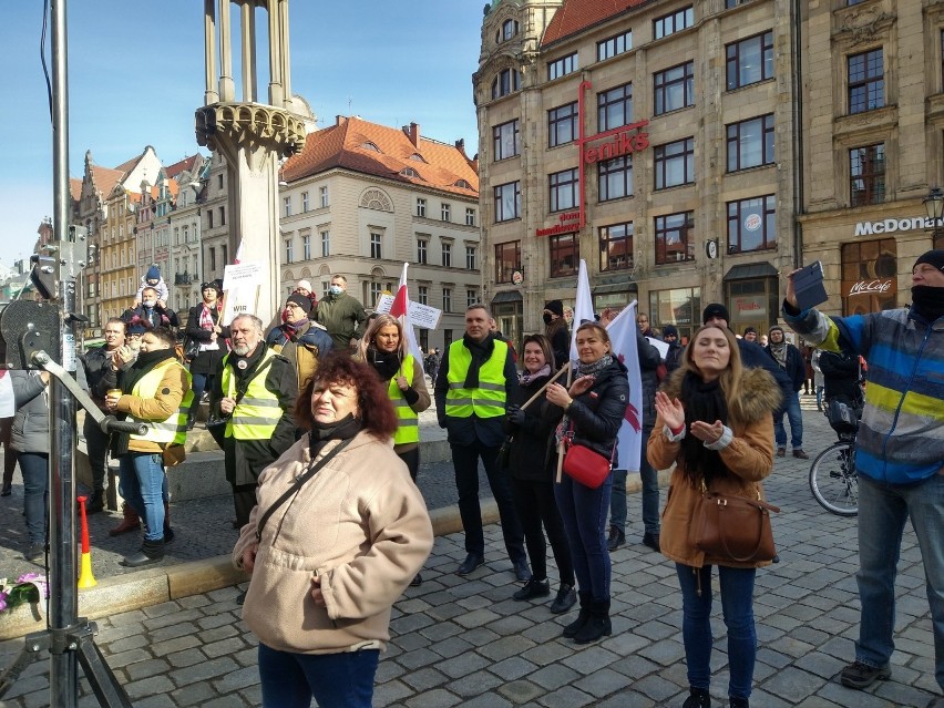 Zobacz zdjęcia z marszu wolności we Wrocławiu. Były tłumy koronasceptyków