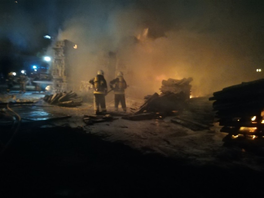 Pożar tartaku w Brudzewku. Z żywiołem walczyło ponad pięćdziesięciu strażaków [FOTO, WIDEO]