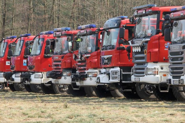 Mnóstwo samochodów strażackich w Międzychodzie - Komenda Wojewódzka Państwowej Straży Pożarnej sprawdza gotowość naszych jednostek (zdjęcie ilustracyjne).