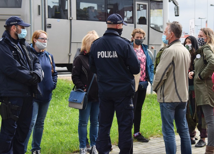 Akcja przed siedzibą RDLP w Krośnie. "Nie oddamy Bieszczad piłom!" [ZDJĘCIA]