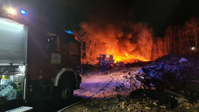 Zgłoszenie o pożarze dotarło do strażaków około 4. w nocy.