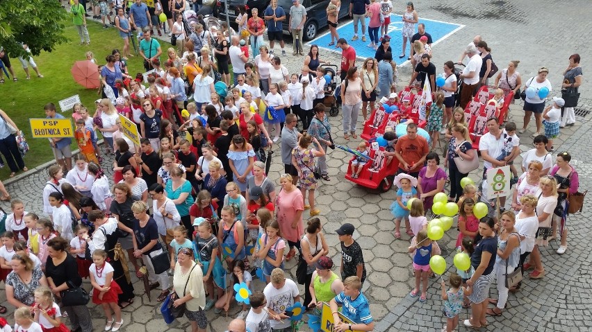 Korowód, eksplozja kolorów, koncerty Bednarka i Chylińskiej. Tak było w sobotę na Dniach Ziemi Strzeleckiej 2018