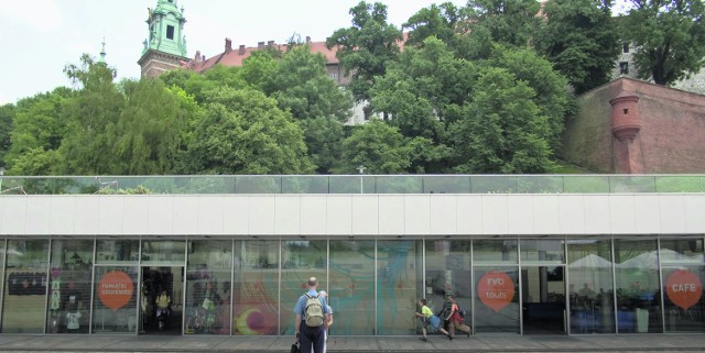 Centrum Obsługi Ruchu Turystycznego kosztowało gminę 19 mln zł. Tłumów w nim jednak nie widać. W wakacje ma być lepiej