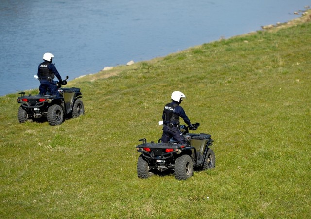 W Przemyślu trwają wzmożone kontrole straży miejskiej i policji. Funkcjonariusze sprawdzają, czy przestrzegane są zasady odnośnie zgromadzeń i bezpodstawnego wychodzenia z domu. Policjanci patrolują miasto na quadach.

Zobacz też:  W Przemyślu kierowcom wjeżdżającym do miasta mierzona jest temperatura [ZDJĘCIA]

Piłkarz-ratownik medyczny z Rzeszowa: Kłamiąc narażacie nie tylko nas
