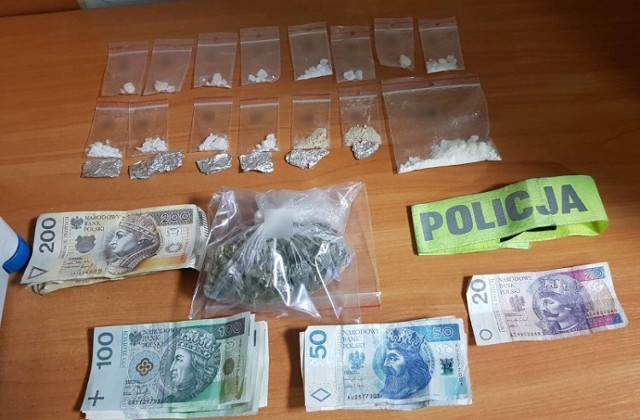 W domu mężczyzny zatrzymanego w Lęborku policjanci znaleźli kilkanaście woreczków, prawdopodobnie z mefedronem, amfetaminą i metamfetaminą.